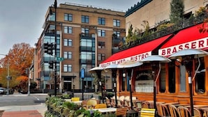 A restaurant with outdoor seating and a red awning. - Dupont Circle 1BR with laundry/AC/kitchen (Washington)