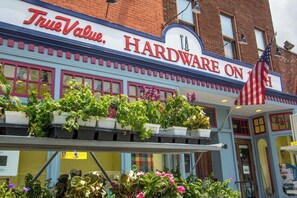 A building with a sign reading "True Value Hardware on 1st". - Dupont Circle 1BR with laundry/AC/kitchen (Washington)