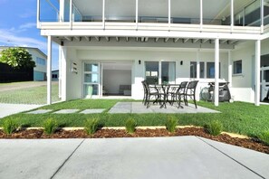 Outdoor dining - Harbour Haven (Tauranga)