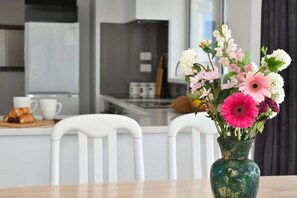 Coffee/tea maker, fridge, microwave, oven - The Seaway Vista (Tauranga)