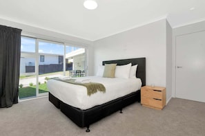 3 bedrooms, iron/ironing board, WiFi, bed sheets - The Seaway Vista (Tauranga)