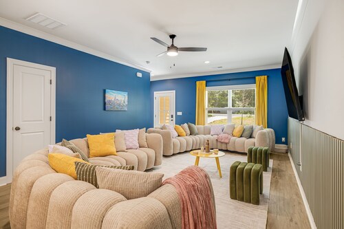 Hot tub, Mini golf, Fire pit, Game room, Sleeps 14
