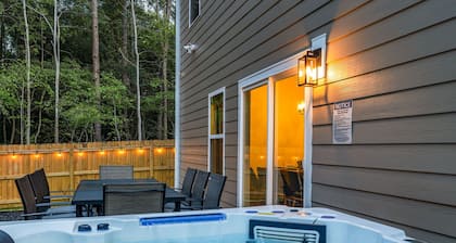 Hot tub, Mini golf, Fire pit, Game room, Sleeps 14