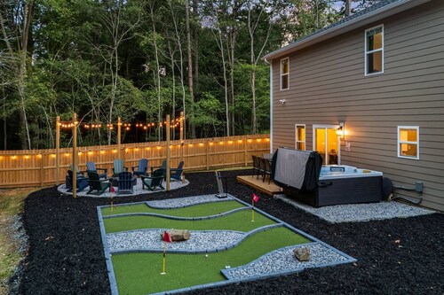 Hot tub, Mini golf, Fire pit, Game room, Sleeps 14