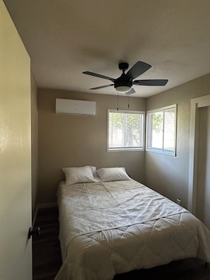 2 bedrooms, WiFi (free), bed sheets - Chinook Cabin On The Rogue (Trail)