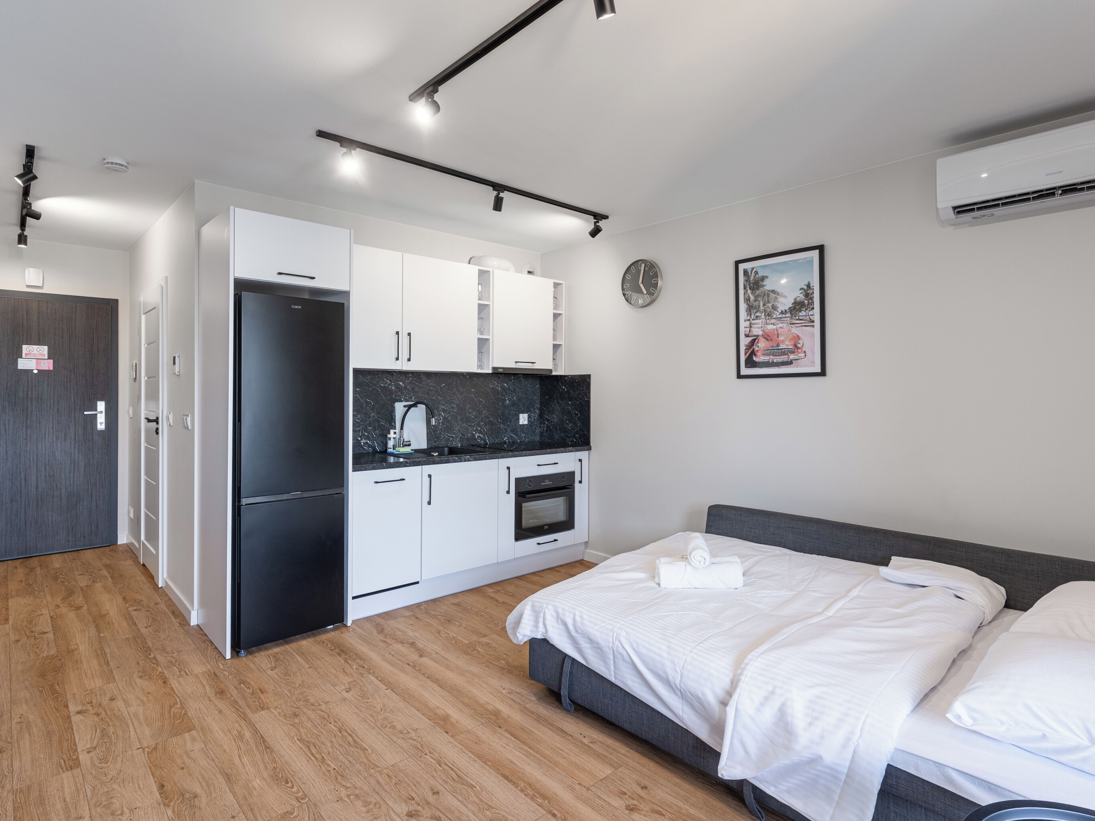 Tabla de planchar con plancha, wifi y ropa de cama 