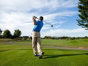 A person playing golf on a well-maintained course with a clear sky. - Vollständig eingerichtetes Haus mit privater Sonnenterrasse by Interhome (Lecevica)