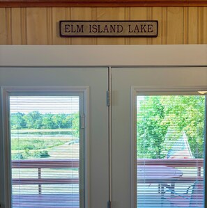 Eine Tür mit einem Schild darüber, auf dem 'ELM ISLAND LAKE' steht.