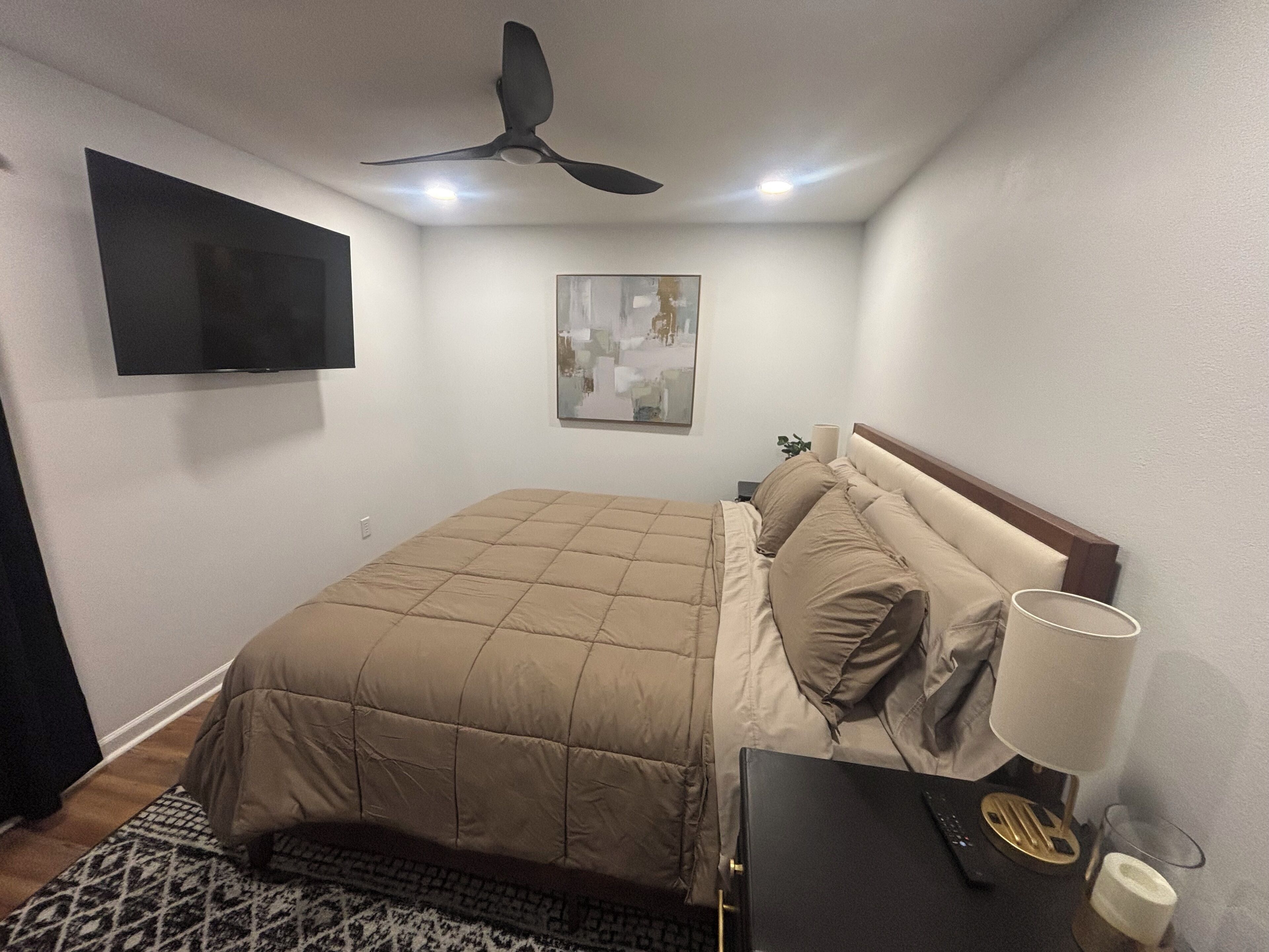 Iron/ironing board, WiFi, bed sheets