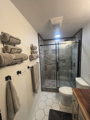 Chuveiro, secador de cabelo, toalhas de banho, sabonete