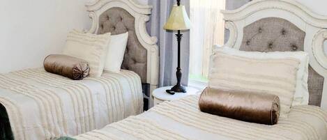 3 habitaciones, tabla de planchar con plancha, wifi y ropa de cama