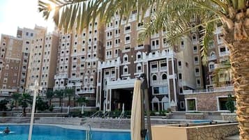 Villa Economy, balcone, vista città | Piscina | Piscina stagionale all'aperto