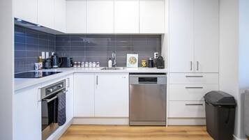 Cafetera y tetera, refrigerador, microondas y horno