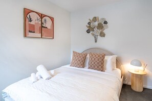 2 habitaciones, tabla de planchar con plancha, cuna de viaje y wifi 