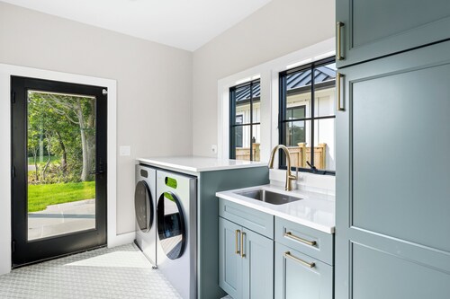 New Build Montauk Coastal Farmhouse | Fenced Heated Salt Pool & Walk to Beach