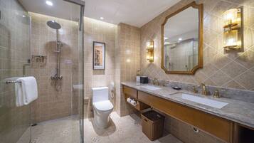 Luxury Suite, Garden View | Bathroom