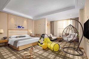 In-room safe, desk, laptop workspace, blackout curtains - Shanghai Hongqiao  Fliport Garden Hotel (Shanghai)