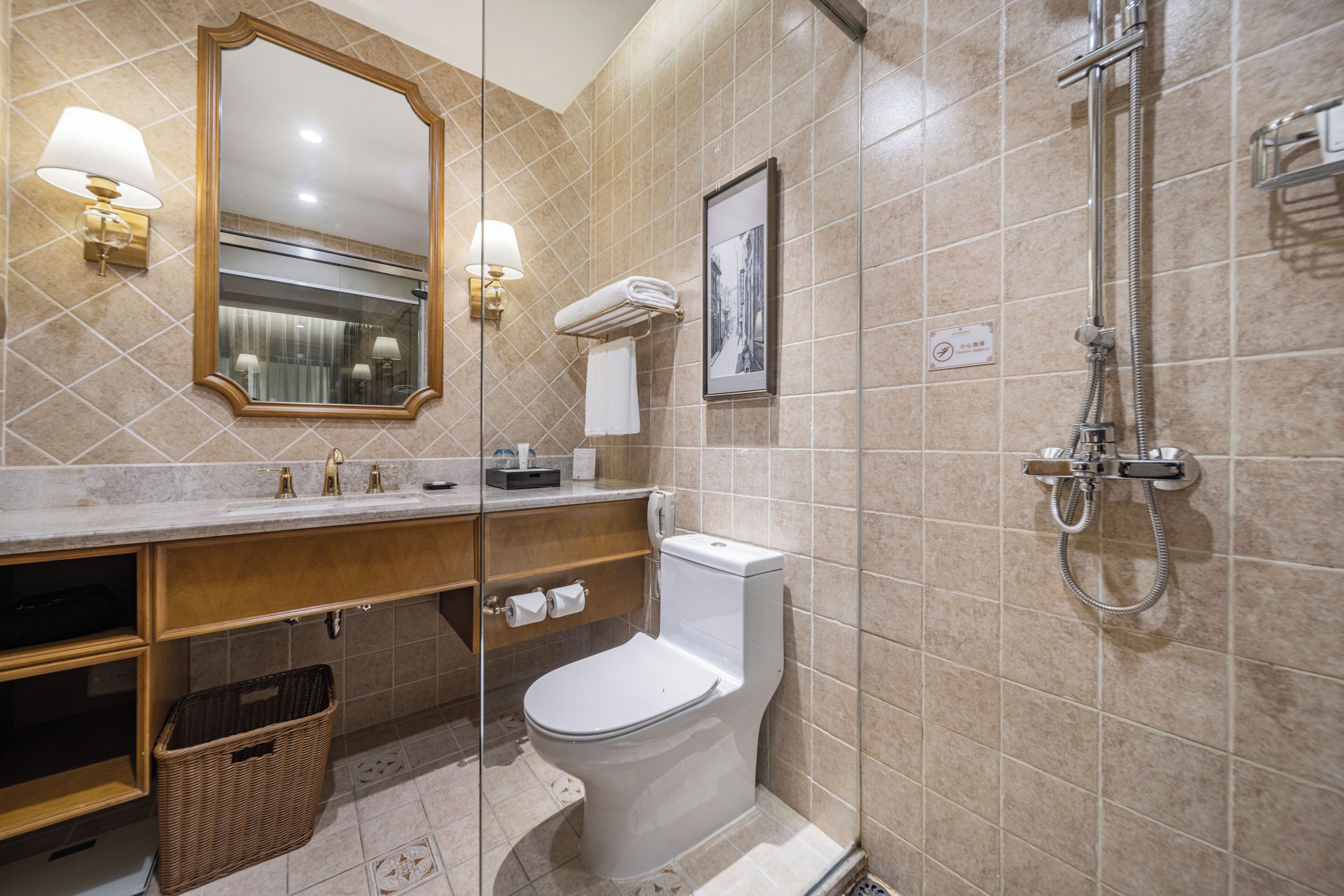 Chambre de base double | Salle de bain | Articles de toilette (gratuits), séchoir à cheveux, pantoufles