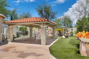 Outdoor dining - Modern & Cozy Studio near Airport & Prime Shopping (Tucson)