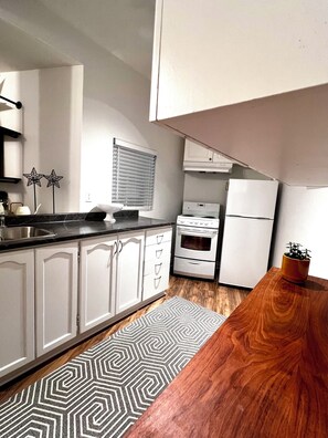 Cafetera y tetera, refrigerador, microondas y horno 