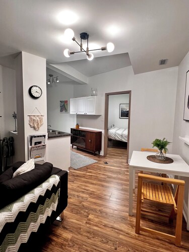 A quiet stay in Toronto Waterfront Neighbourhood. Walk to the beach.