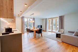 Ein stilvoller Wohnraum mit Essbereich, Küche und Sitzgelegenheit.