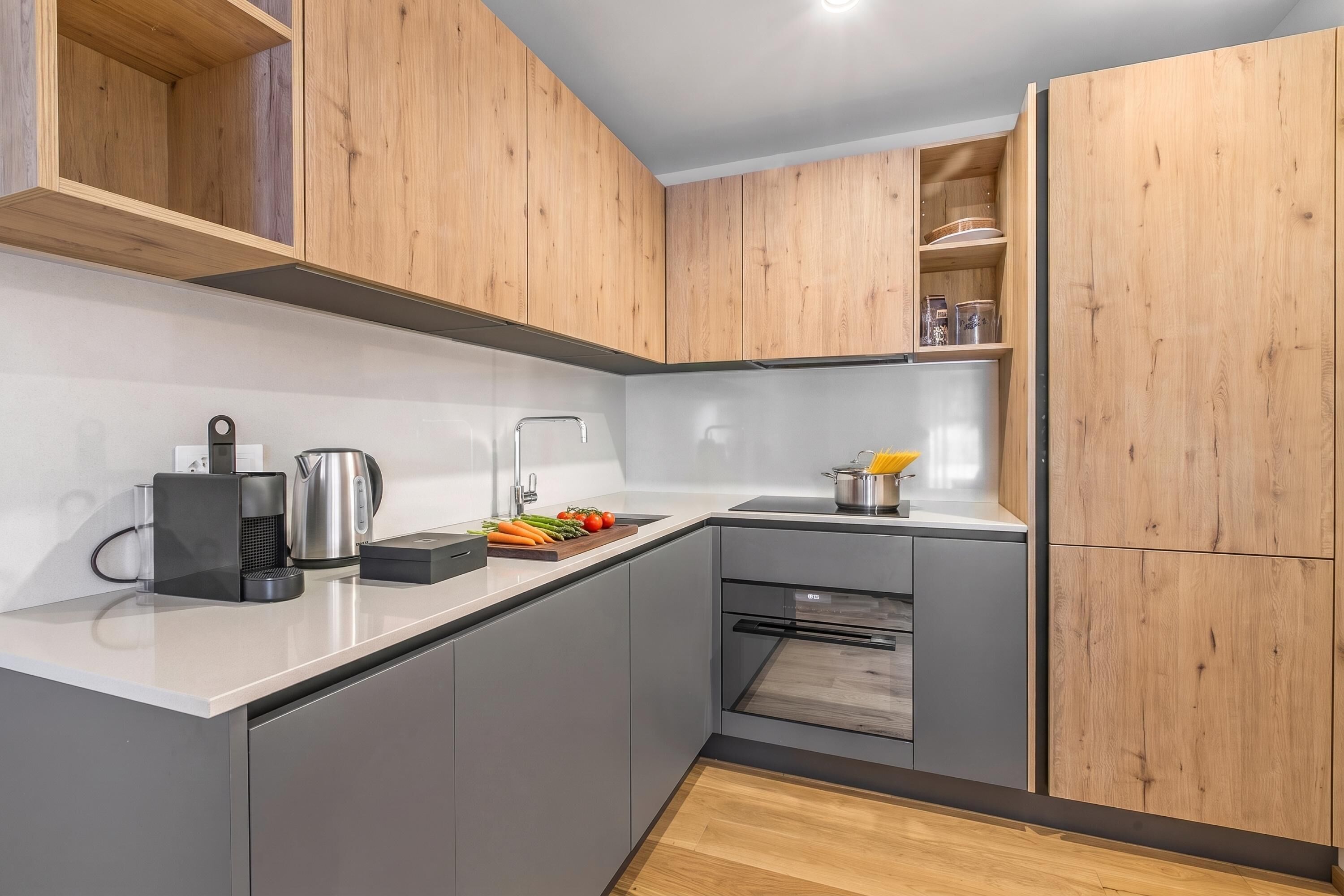 Coffee/tea maker, fridge, oven, stovetop