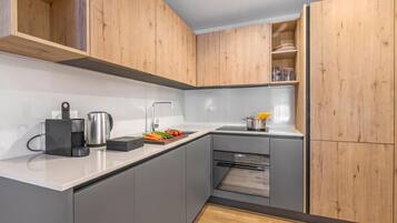 Coffee/tea maker, fridge, oven, stovetop