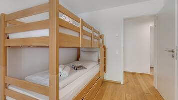WiFi (free), bed sheets