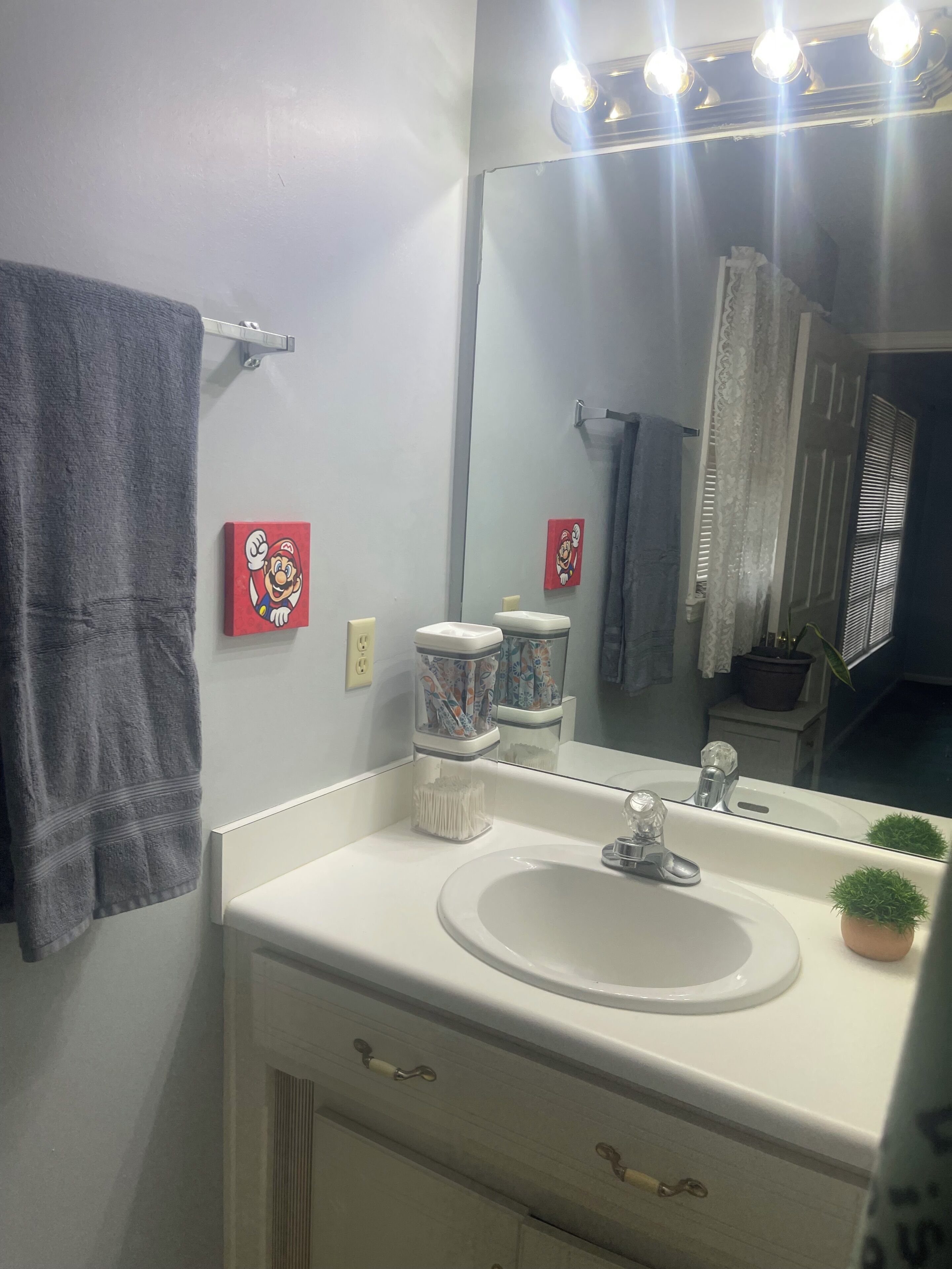 Secadora de cabello, toallas, jabón, papel de baño 