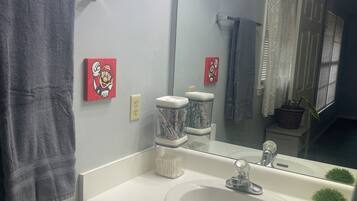 Secadora de cabello, toallas, jabón, papel de baño