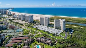 Ein Küstenort mit Hochhäusern, einem Strand und einem Golfplatz.