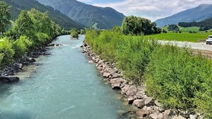 A river flowing through a valley with mountains in the background. - nahe den Skigebieten und Ausgangspunkt zu Sehenswürdigkeiten by Interhome (Mittersill)