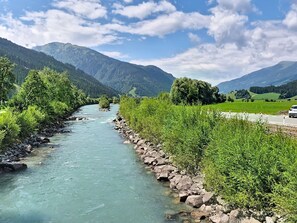 A river flowing through a valley with mountains in the background. - nahe den Skigebieten und Ausgangspunkt zu Sehenswürdigkeiten by Interhome (Mittersill)