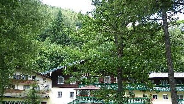 A hotel with a traditional architectural style, featuring a central staircase and multiple balconies. - nahe den Skigebieten und Ausgangspunkt zu Sehenswürdigkeiten by Interhome (Mittersill)
