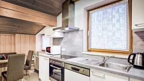 A modern kitchen with a built-in oven, microwave, and stainless steel sink. - nahe den Skigebieten und Ausgangspunkt zu Sehenswürdigkeiten by Interhome (Mittersill)