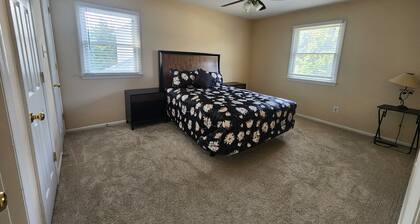Relax 'N Recharge @ beautiful 4-bedroom house with pool in welcoming Wilmington