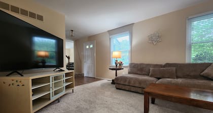 Relax 'N Recharge @ beautiful 4-bedroom house with pool in welcoming Wilmington