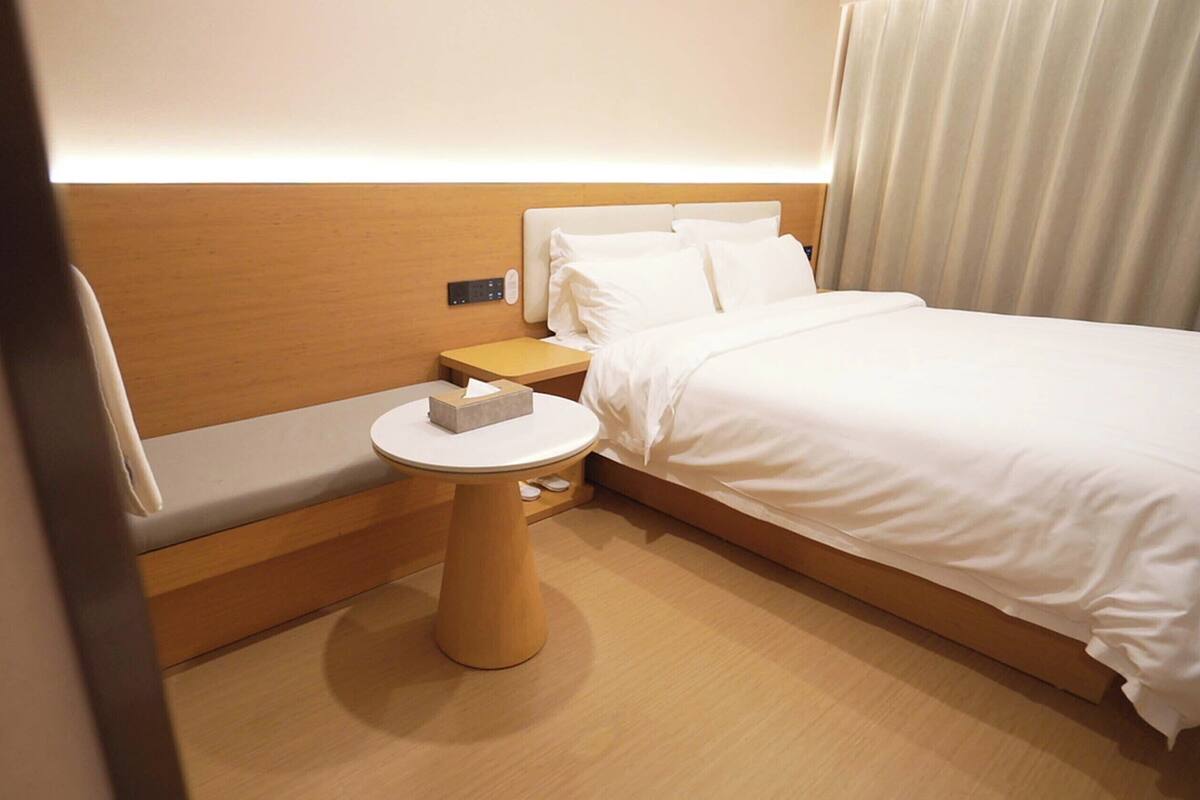 Chambre Affaires double, vue sur la ville | Bureau, espace de travail pour ordinateurs portables