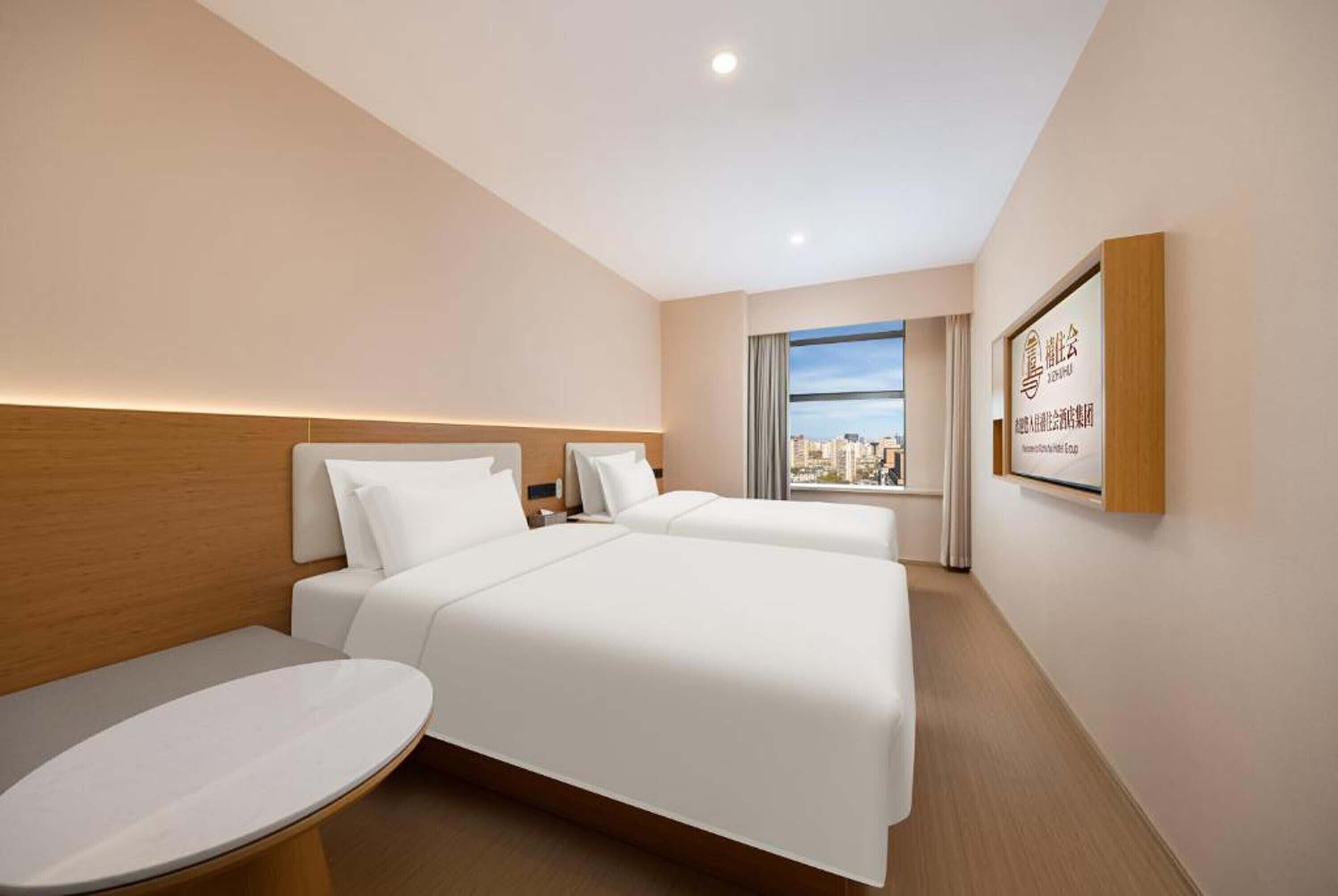 Habitación empresarial con 2 camas individuales, vista a la ciudad | Escritorio, espacio para trabajar con laptop y cortinas blackout 