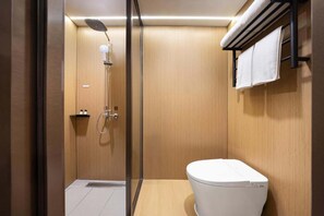 Habitación empresarial doble, vista a la ciudad | Baño | Regadera, amenidades de baño gratuitas, secadora de cabello, pantuflas 
