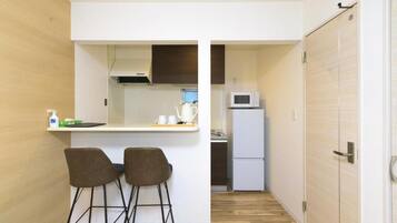 Fridge, microwave, stovetop, cookware/dishes/utensils