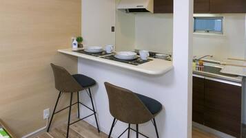 Habitación Deluxe | Cocina privada | Frigorífico, microondas, placa de cocina y utensilios de cocina