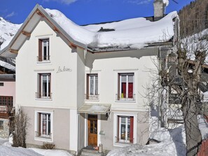 A two-story building with a snow-covered roof and a balcony. - Chalet La Brise by Interhome (Tignes)