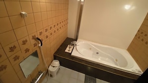 Kylpyhuone, jossa on kylpyamme, wc ja peili.