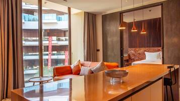 Standaard appartement, 1 kingsize bed met slaapbank, balkon, uitzicht op binnenplaats | Interieur