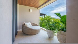A balcony with a wicker chair and a potted plant. - Condo Ensue o 3BD - Tau Punta Mita (Punta de Mita)