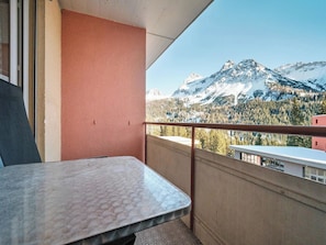 A balcony with a table and chairs, overlooking a mountainous landscape. - Paradies 046 Appartement/Fewo, Bad, WC, 4-Bettwohnung 4-Bettwohnung by Interhome (Arosa)