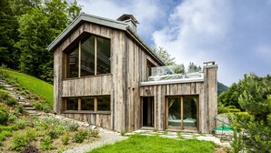 A modern wooden house with large windows, a balcony, and a garden. - Chalet Noyer - Luxury 4 bedroom chalet only a short walk from Chamonix centre (Chamonix)