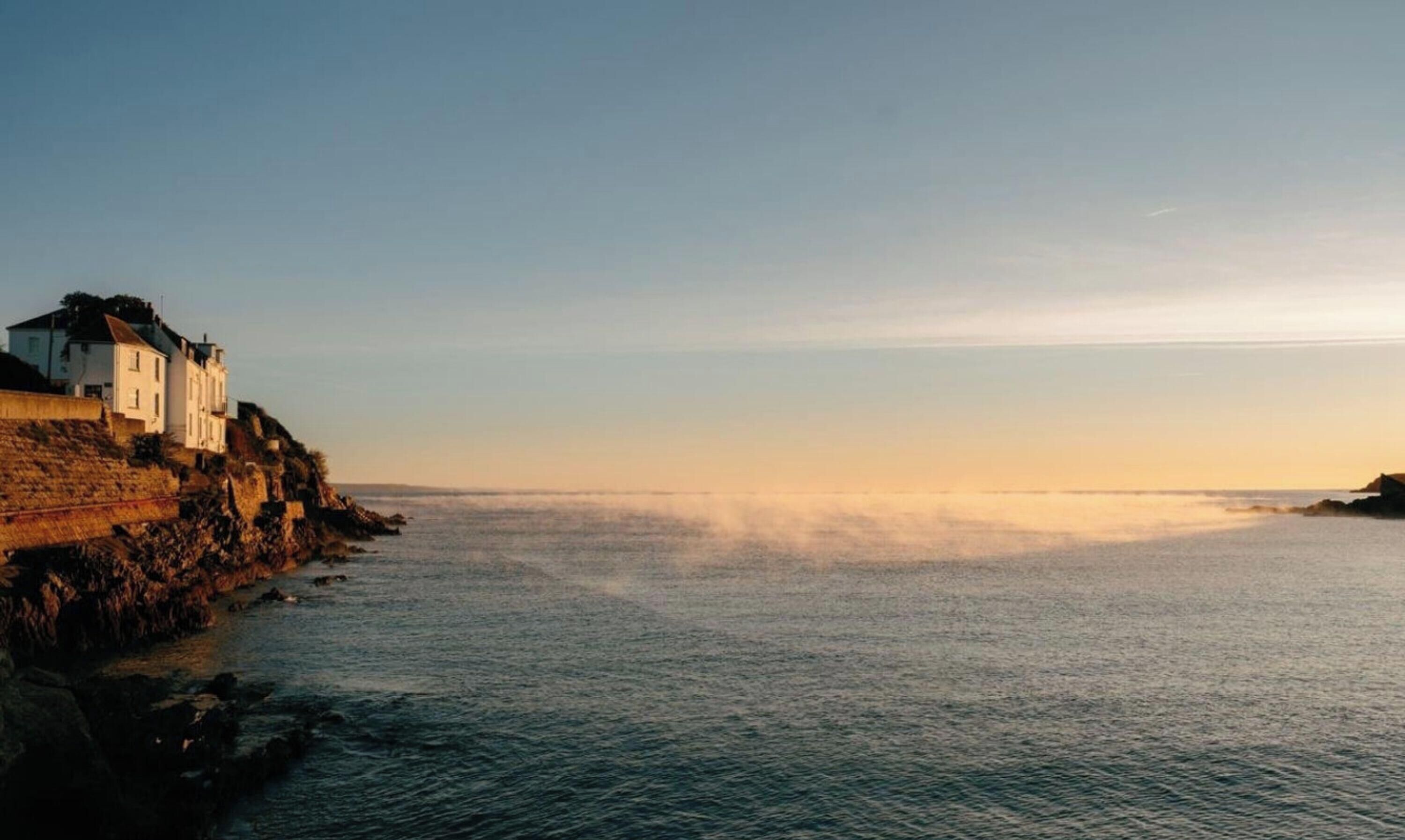 Un edificio costero con vista al mar.